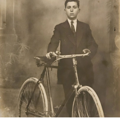 Niño en Bicicleta - Postal