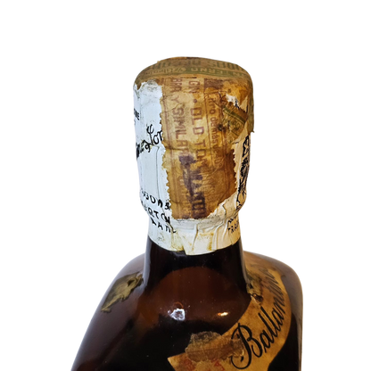 Antigua Botella Whisky Ballantine’s Sellada